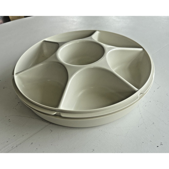 Tupperware 1665-1 Divided Serving Tray Container With Lid 1665 - Picture 3 of 4